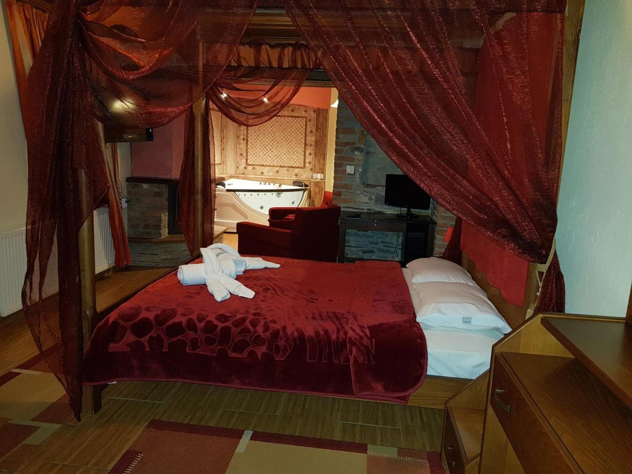 Hotel Παραδοσιακο Káto Loutrákion 외부 사진