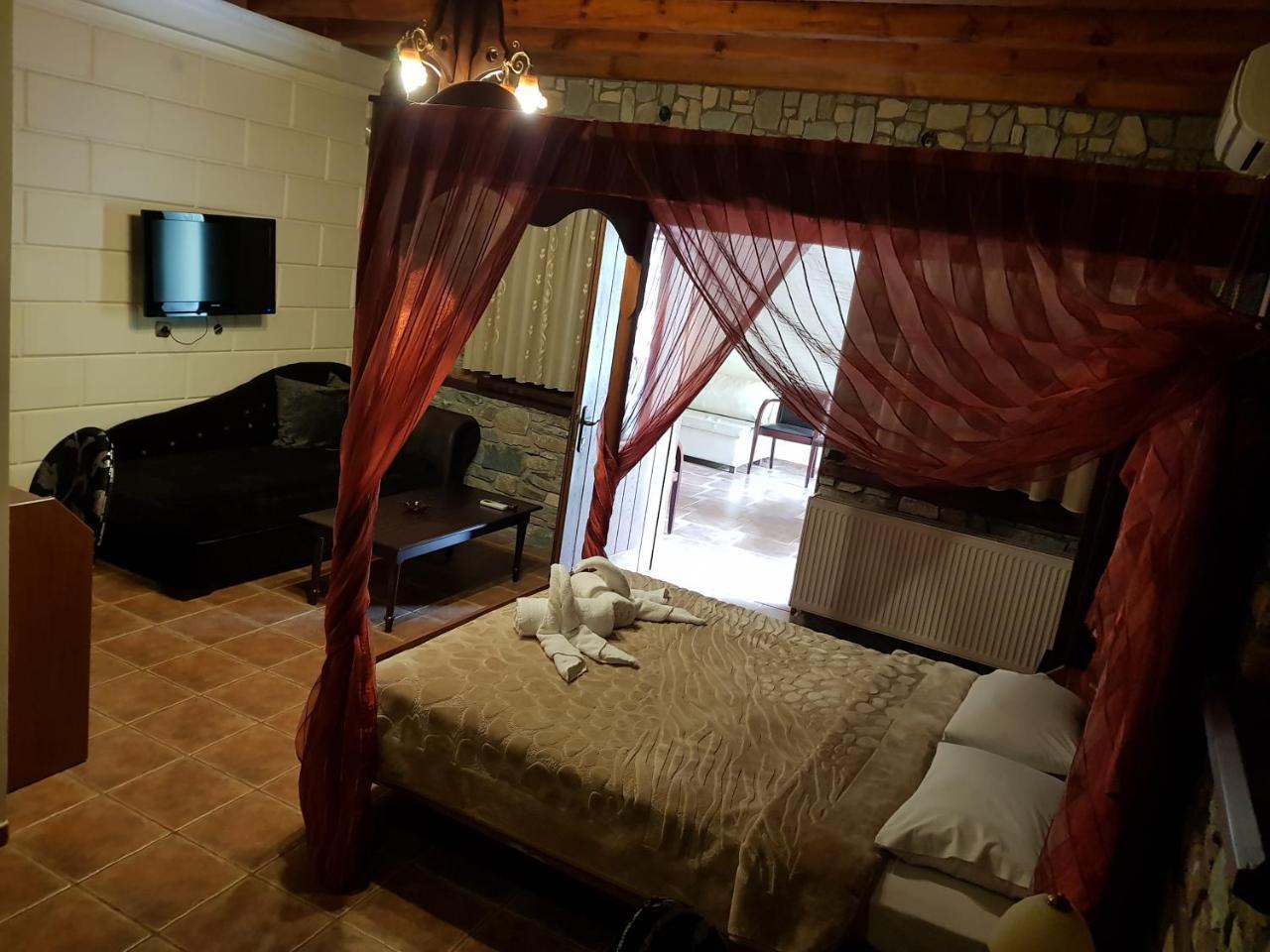 Hotel Παραδοσιακο Káto Loutrákion 외부 사진